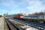 152 147 am 14.12.08 mit leeren Flachwagen zum Containerbf Riem in Mnchen Ost