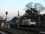 Die ITL-Lok ES64F-901 (152 901) bringt in der Abenddmmerung einen Gterzug nach Hamburg; Reinbek, 06.02.2009
