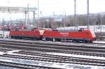 152 141-8 und 152 109-5 warten am 12.02.2009 auf einem kurzen Stumpfgleis im leicht verschneiten Umschlagbahnhof Wuppertal-Langerfeld auf ihren nchsten Einsatz.