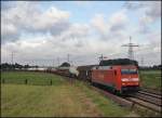 152 026 erinnert noch an die DB-Cargo Zeit und fhrt mit einem langen Gterzug in Richtung Hamm(Westf). (02.10.2008)

