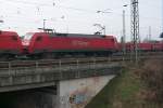 Eine BR 152 wurde am 18.2.05 nur mit einer Rangierfahrt bedacht...so zog sie eine ihrer Schwestern und eine BR 110 durch den Nienburger Bahnhof in Richtung Norden.