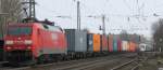 152 133-5 bei der Durchfahrt mit einem Containerzug in den Hamburger Hafen in Radbruch am 31.03.09.