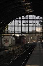 152 110 durchfhrt die schne Bahnhofshalle von Hamburg-Dammtor.