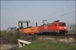 152 112 berquert mit einem langen Containerzug die Sderelbbe in Richtung Maschen. (11.04.2009)
