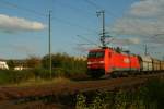 152 070 legt sich mit ein Kohlezug bei Obertraubling in die Kurve.13.09.07