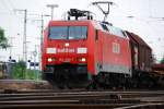 uerst fotogen prsentiert sich 152 070-9 mit Ihrem Gterzug am 18.06.2009 im Bahnhof von Bielefeld-Brackwede.