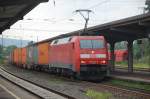 152 153-3 mit einem Containerzug am 27.6.2009 durch Kreiensen