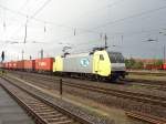 152 902-3 (ES 64 F-902) der ITL mit einem Ganzzug tschechischer Containerwagen in Magdeburg-Rothensee. Fotografiert am 08.07.2009 vom Haltepunkt Magdeburg-Eichenweiler.