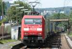 152 127-7 zieht einen Containerzug durch Erpel am 16.07.2009