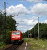 152 006 mit einem Gterzug Richtung Koblenz bei der Durchfahrt von Rhndorf 28.7.2009