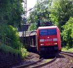 152 054-2 kommt hier mit einem Gterzug bei Knigswinter um die Kurve gefahren.