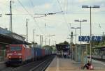 152 127-7 durchfhrt am 16.08.09 mit einem Containerzug den Bahnhof Lneburg Richtung Sden.