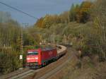 152 037-8 hat mit ihrem Kieszug den schlimmsten Teil bereits hinter sich und erreicht in Krze den Scheitelpunkt der Geislinger Steige bei Amstetten(Wrtt). 27.10.09