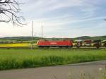 152-100 ist am Abend des 19.05.2005 mit einem Gterzug bei Eisenach in Richtung Bebra unterwegs.(Seitenansicht: Lok mit altem Railion-Logo)