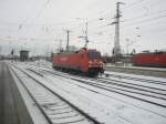 Hier 152 063-4, bei der Durchfahrt am 21.12.2009 durch Angermnde.