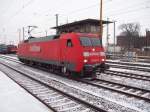 152 022-0 bei der Einfahrt in den Bahnhof Angermnde am 30.12.2009