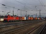 Die 152 069 am 01.01.2010 mit einem Containerzug bei der Durchfahrt in Freilassing.