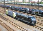 Eine 152 mit 185 546 ganz in schwarz von MRCE im Schlepp auf Rangierfahrt in Dresden-Friedrichstadt - 16.06.2005  