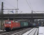 152 075-8 durchfhrt am 23.01.10 mit einem Containerzug aus dem Hamburger Hafen den Bahnhof Hamburg-Harburg auf dem Weg Richtung Maschen Rbf.