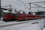 Whrend 152 159-0 mit einen Ganzzug der Spedition LKW Walter im Bahnhof Pressig-Rpthenkirchen steht wird sie von einen Regioswinger auf Gleis zwei berholt. Die Aufnahme entstand am 14. Februar 2010.