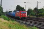 Am wunderschnen Sommerabend des 24.07.2009 kommt 152 042-8 mit dem tgliche Containerzug aus Hamm in Richtung Bielefeld gefahren.