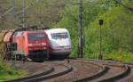 Zugbegegnung in der Einfahrt Eichenberg. Ein ICE in Richtung Gttingen und 152 053-5 kuscheln sich aneinander in der Kurve vorbei. Aufgenommen am 16.05.2010.