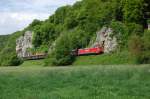 Eine 152 mit einem Umleitergterzug am 29.05.2010 bei Matting.