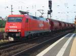 152-098 am 15.8.2005 mit einem Gterzug in Worms Hbf.