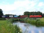 152 212 mit einem Containerzug berquert von Hamburg kommend die Luhe; Winsen, 06.07.2010
