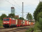 152 140-0 zieht am 24.07.10 einen langen Containerzug Hafeneinwrts durch Hamburg-Unterelbe. 