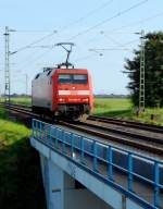 Den lonesome raider gibt hier 152 048-5 von Nievenheim kommend an der Brcke der Umgehungsstrae von Allerheiligen am Abend des 11.September2010.