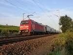 152-153 war am 11.9.10 mit einem Containerwagenzug bei Erbach im Rheingau unterwegs.