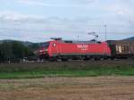 152 082 ist mit einem gemischten Gterzug am 22.8.10 bei Halach(b. Kronach) unterwegs.