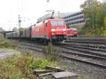 BR 152 070-9 von Railion kommt mit einem Stahlrollenzug aus Kln fhrt in Aachen-West ein im Hintergrund fhrt die Regionalbahn RB 33 von Duisburg Hbf nach Aachen-Hbf.
30.10.2010