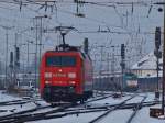 152 067-5 rangiert am 02.12.2010 in Aachen West. Rechts im Hintergrund wartet Cobra 186 206 mit einem leeren Kesselzug um ber die Montzenroute nach Belgien zu fahren.