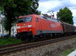 152 084-0 mit Gterzug am 19.08.2010 in Knigswinter vor dem Bahnbergang Drachenfelsstrae.