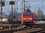 Vor einem mit Diesel beladenen Kesselzug steht 152 012-1 am 20.01.2011 in Aachen West und wartet auf grnes Signal um Richtung Kln zu fahren.