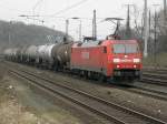 Railion 152 083-2 mit einem Kesselzug durcj Kln West am 19.2.2011.