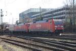 Zwei BR 152 002-2 und BR 152 113-7 beide von Railion kommen mit einem gemischten Containerzug aus Richtung Kln und fahren in Aachen-West ein bei Sonne.