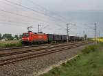 Die 152 063 am 28.04.2011 mit einem TFG Containerzug unterwegs bei Hebertshausen.