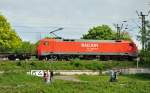 152 096-4 mit Flachwagen unterwegs nach Sden und die Jungs unterhalb unterwegs an den Rhein zum Grillen - Bonn-Oberkassel 21.04.2011