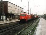 152 098-2 mit einem Gterzug auf Recklinghausen Hauptbahnhof am 28-10-2000.