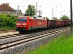 152 028-7 am 22. Mai 2010 mit einem Gterzug kurz vor der Einfahrt in den Bahnhof Berlin Schnefeld Flughafen.