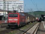 152 148 steht am 9.Juli 2011 mit einem gemsichten Gterzug in Wrzburg Hbf.