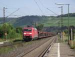 152 133-5 ist am 2. August 2011 mit einem leerem Autotransportzug bei Himmelstadt unterwegs.