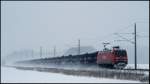 Nach einem kleinen Ackermarsch konnte 152 008-9 mit einem Rhrenzug von Mlheim-Styrum nach Sassnitz-Mukran am 17.12.2010 in der Nhe von Kummerow abgelichtet werden.