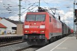 Am 13.8.2011 zieht 152 040-2 einen gemischten Gterzug durch Frth Hbf.