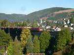 Eine BR 152 mit einem gemischten Gterzug berfhrt am 01.10.2011 die Trogenbachbrcke in Ludwigsstadt auf der Frankenwaldbahn.