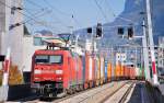 152 071 mit gute ausgelastetem Containerzug bei der berfahrt der Salzach am 17.10.11.