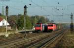 Die 152 082-4 berholt mit Ihrer Fuhre einen Gterzug, der mit 482 025-4 bespannt ist, in Graben-Neudorf.